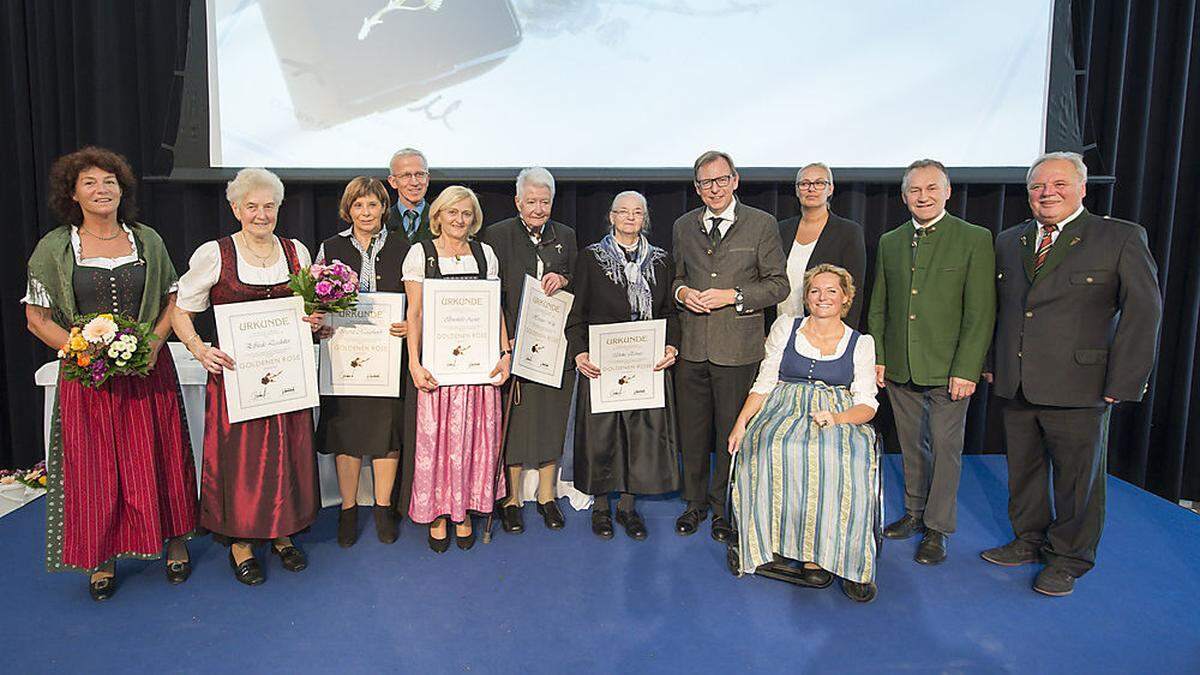 Die Wirtinnen aus dem Bezirk mit ihren Gratulanten im Zuge der Verleihung in Bad Radkersburg 