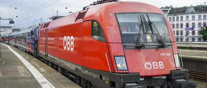 Eine Frau geriet unter einen mit rund 20 km/h einfahrenden Regionalzug und überlebte fast unverletzt. (Symbolbild)