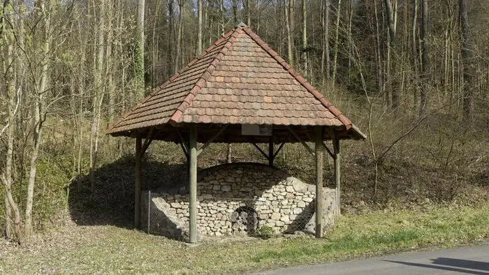 In der Südoststeiermark erzählen auch vermeintlich unscheinbare Dinge viel über das Leben in der Region. Das reicht von Kalkbrennöfen am Wegesrand ...