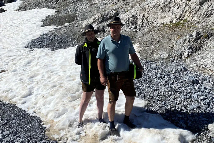 Nach dem "heißen Ritt" über die 48 Kehren brauchte es eine kurze Abkühlung im verbliebenen Schnee.