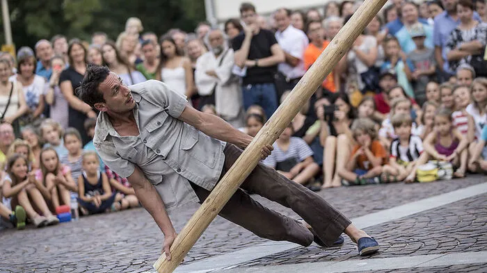 Die Virtuosität eines Baumstamms zelebriert Joan Catala mit seiner Performance