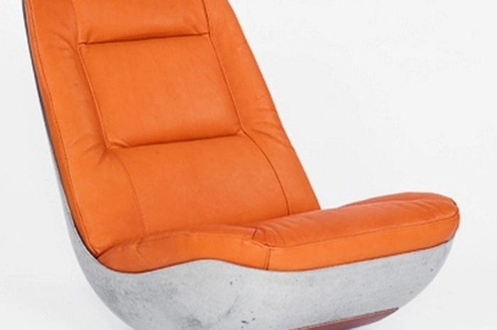 BEWEGT. Schaukelstuhl „Swing“ des Designteams PAULSBERG hat eine harte Schale aus Beton, aber einen weichen Kern aus naturbelassenem Bioleder. Gesehen aufwww.store-paulsberg.co