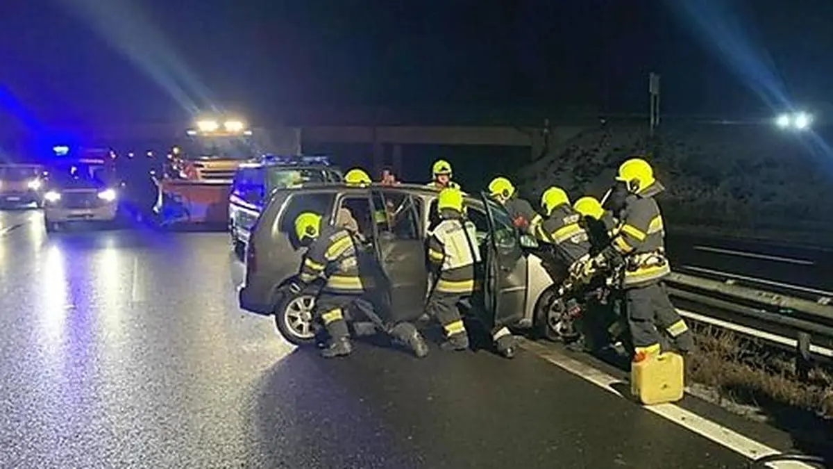 Feuerwehr schob das Auto auf den Pannenstreifen