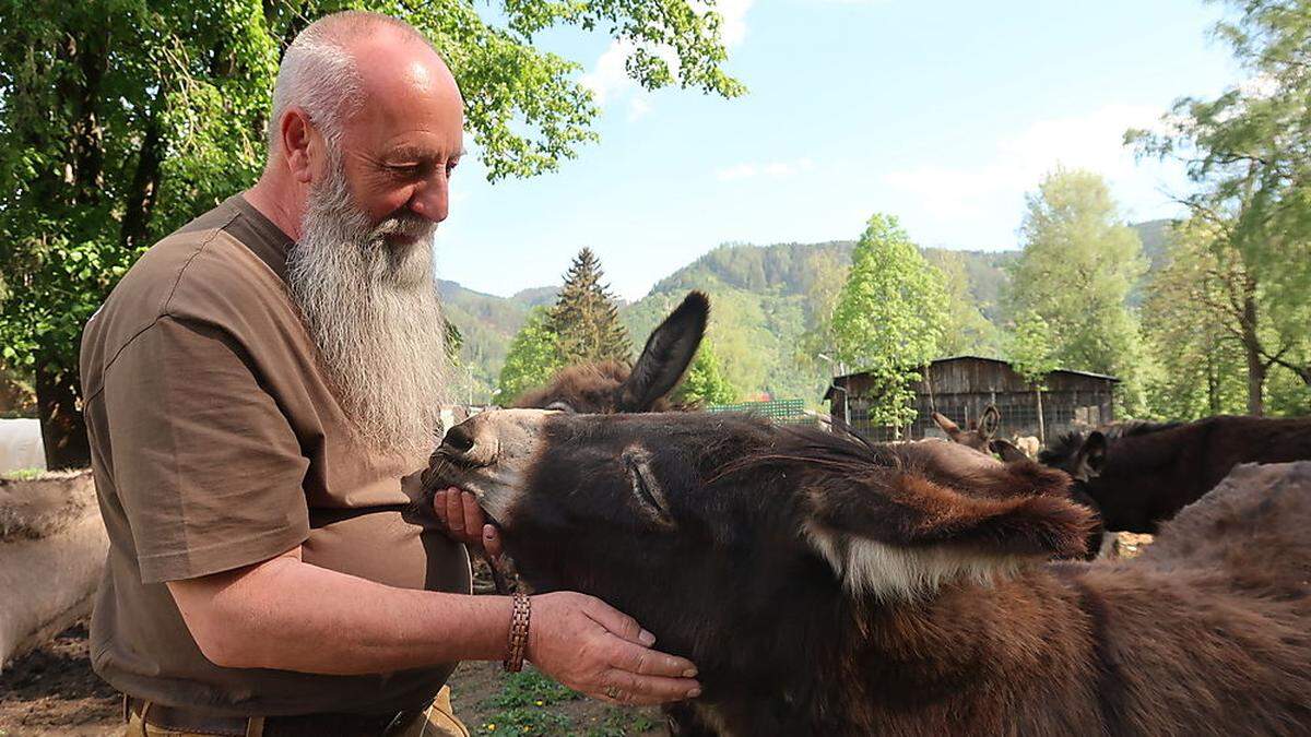 Ulrich Kettner mit einem seiner Esel