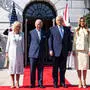 US-Präsident Trump und First Lady Melania begrüßten König Charles III. und Königin Camilla vor dem Weißen Haus in Washington herzlich - vielleicht etwas zu herzlich?