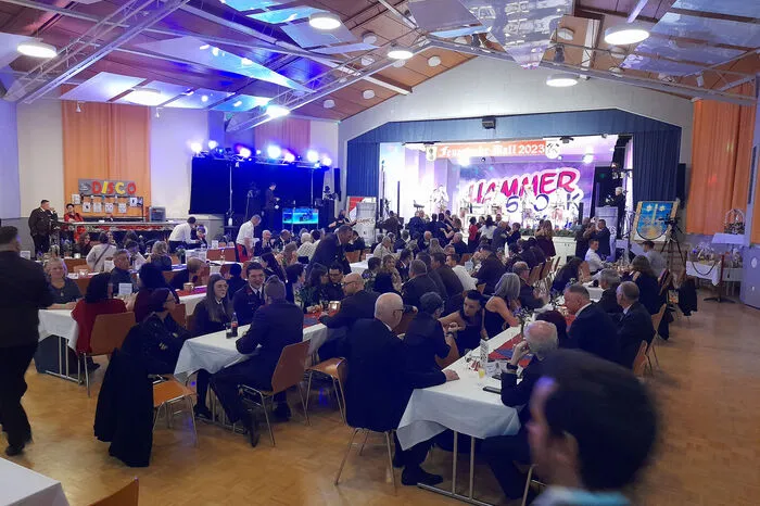 Im großen Saal sorgte die Band "Hammerstoak" für Stimmung und lockte viele Tanzfreudige auf das Parkett.