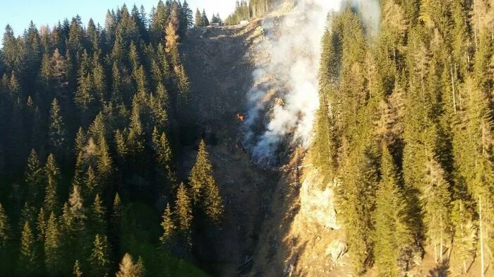 Der Brand ist im steilen Gelände ausgebrochen
