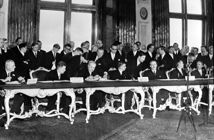 Die Unterzeichnung des Staatsvertrags am 15.5.1955. 