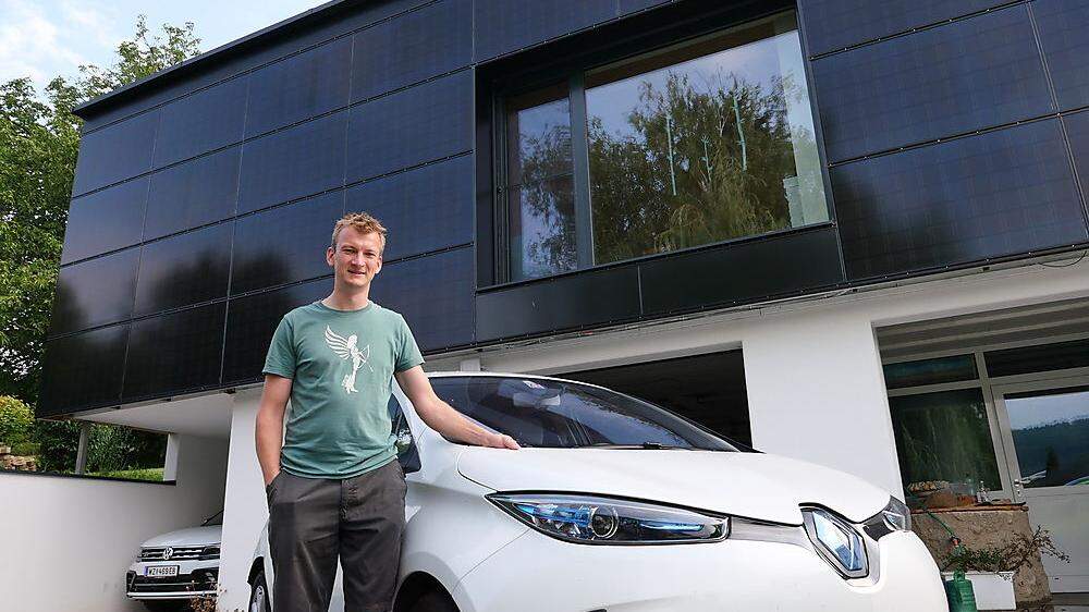 E-Auto und Strohhaus mit Fotovoltaik-Fassade: Martin Auer aus Rollsdorf