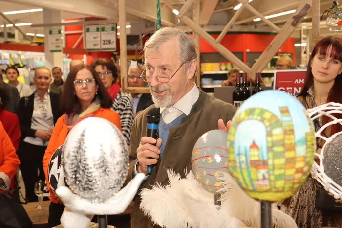 Historiker Ernst Lasnik sprach in seiner bekannt kompetenten Art über die kreative Arbeit der 14 Künstler.