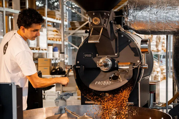 An der Ecke Peter-Tunner-Gasse und Waagner-Biro-Straße wird der Kaffee von Paul &amp; Bohne geröstet - durch das Glas kann man auch von außen zuschauen.
