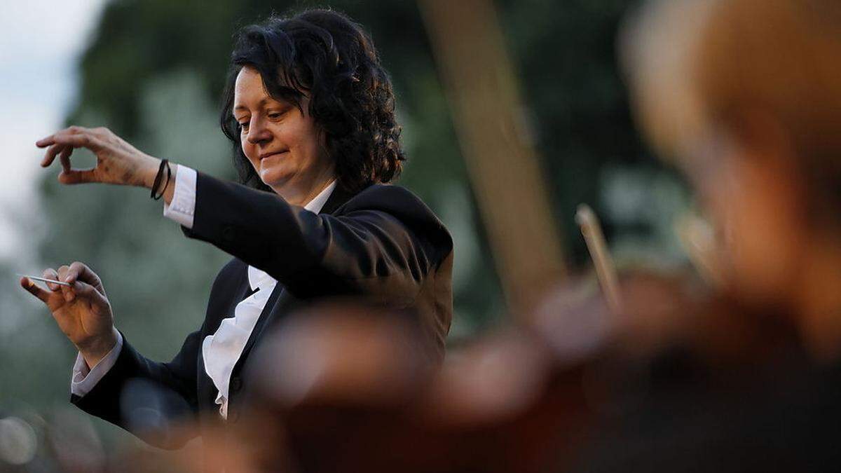 Dirigentin Hermine Pack freut sich auf das erste Silvesterkonzert in Hartberg