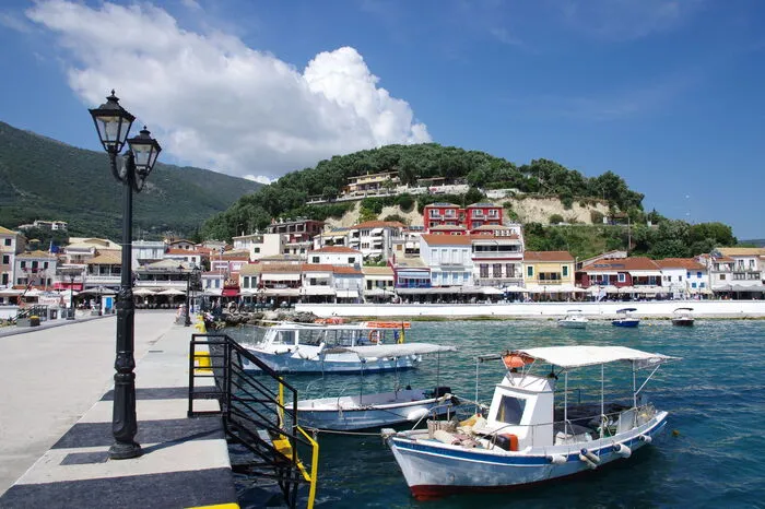 Ein sehr reizvolles Städtchen ist Parga in Epirus. Es bietet hervorragende Restaurants und einen Strand fast im Zentrum.