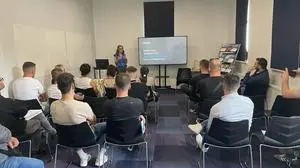 Sadika Morić (vorne) war zuletzt mit ihrem Unternehmen AJNA im Balkanraum, um potenzielle Fachkräfte für Österreich anzuwerben