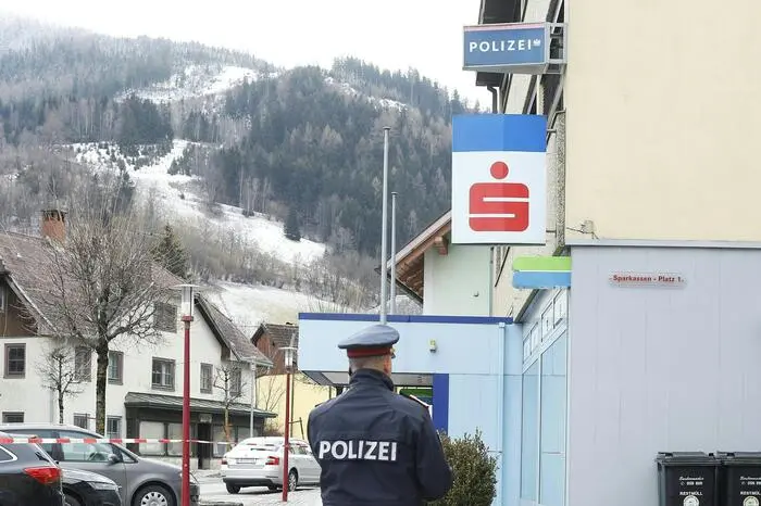 Dabei fielen Schüsse aus der Dienstwaffe.