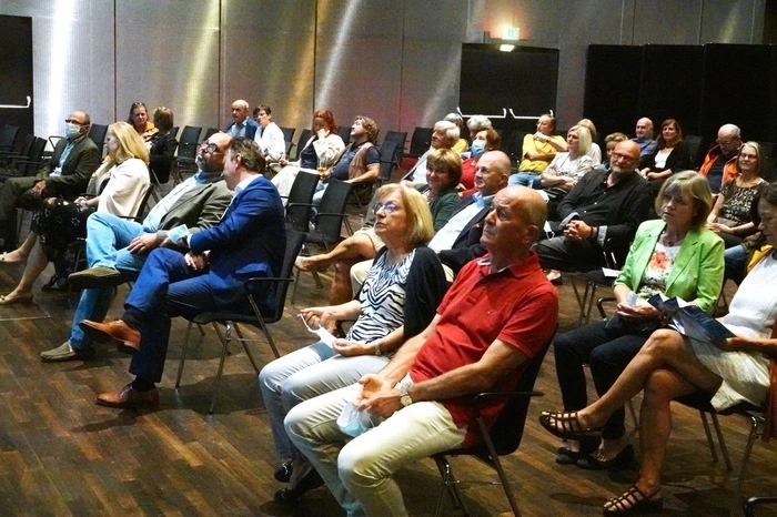Viele Künstler und prominente Gäste waren zur Vernissage gekommen, die im Saal des Kunsthauses ...
