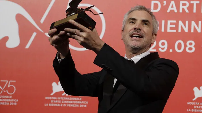 Der Goldene Löwe des Filmfestivals Venedig geht an die Netflix-Produktion "Roma" des Mexikaners Alfonso Cuaron. Das teilte die Jury am Samstagabend mit.