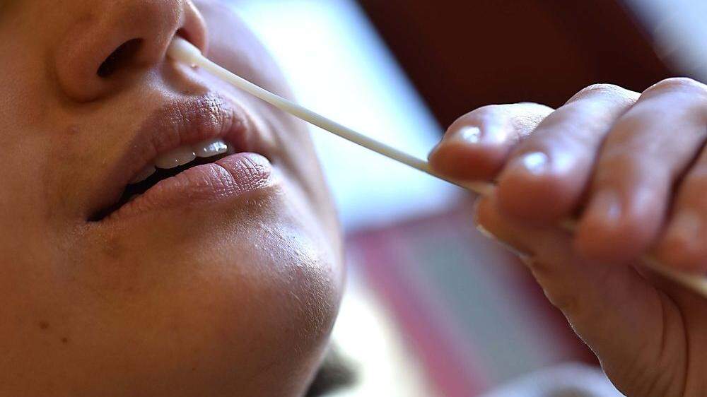Kontrollierte Nasenbohrertests gibt es künftig in fünf Gemeinden im Bezirk