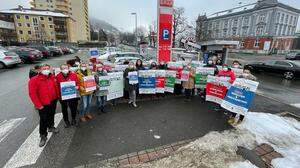 15 nach 12 hieß es in Bruck: Zahlreiche Pflegekräfte fanden sich zur Demonstration ein, die dann in die Wienerstraße weiterzog