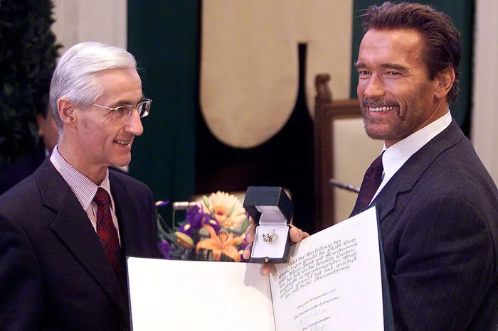 Arnold Schwarzenegger wurde der Ehrenring 1997 verliehen und 1999 von Alfred Stingl überreicht. Der Hollywood-Star und zwischenzeitliche Gouverneur von Kalifornien schickte den Ring nach einem Streit und Umbenennung des Arnold-Schwarzenegger-Stadions 2005 zurück. Er liegt heute in einem Tresor der Stadt.