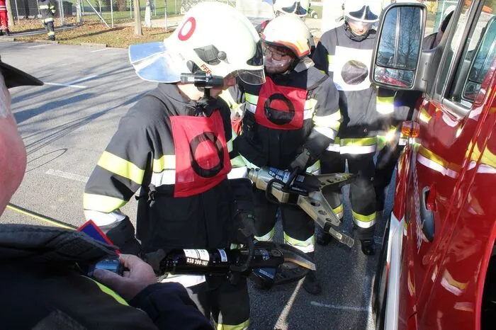 Bei der "THLP" genannten Prüfung gilt es, einen Verkehrsunfall mit eingeklemmter Person abzuarbeiten.  Dazu gehört das Absichern der Unfallstelle, der Aufbau von doppeltem Brandschutz und Beleuchtung sowie des hydraulischen Rettungsgerätes.