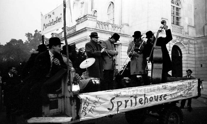 Die Murwater Ramblers vor dem Opernhaus in Graz, Oktober 1962. Von links: Helmut Schenker, Peter Ulbrich, Dieter Gypser, Herwig Greil, Manfred Rasch, Guntram Hofmann