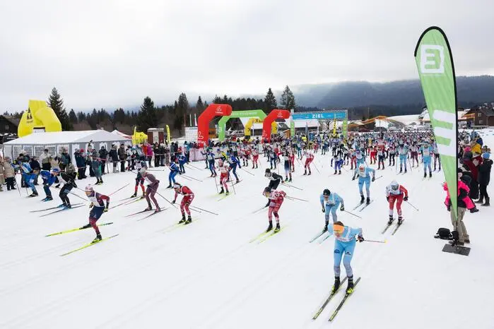 Die geringe Schneelage stellte die Organisatoren vor enorme Herausforderungen. Doch dank vorbildlicher Zusammenarbeit von Gemeinde, Wintersportclub und Landwirten gelang das scheinbar Unmögliche: Auf einer 16,5 Kilometer langen Rennloipe konnten alle Bewerbe stattfinden. „In den letzten Wochen wurde rund um die Uhr gearbeitet, um diese für die gesamte Region so wichtige Veranstaltung möglich zu machen“, betonte Bürgermeister Herbert Hansmann.