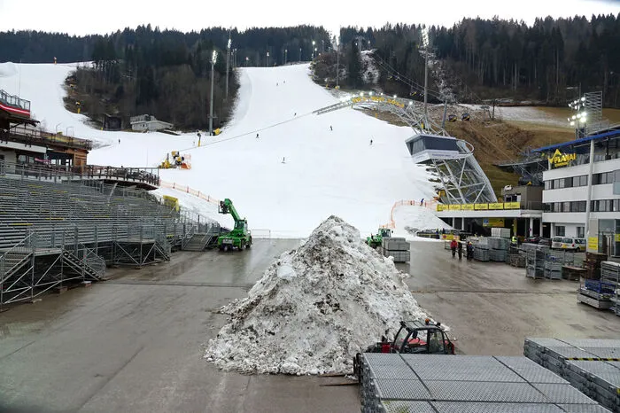 Für den Boden des Zieleinlaufes wird Schnee von der Straßenräumung rund um die Planai wiederverwendet, "damit brauchen wir keinen Kunstschnee zu vergeuden", informiert Planai-Chef Bliem. Zur Behübschung landet dann noch 30 Zentimeter "schöner Schnee" obendrauf
