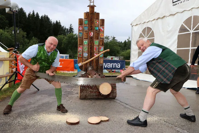 Der Leiter der FAST Ossiach:  Johann Zöscher und der Obmann vom Holzstraßenkirchtag Günter Sonnleitner beim Promi-Wettschneiden!