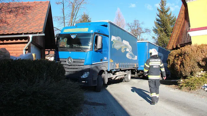 Das lange Lkw-Gespann kam nicht um die schmale und enge Kurve