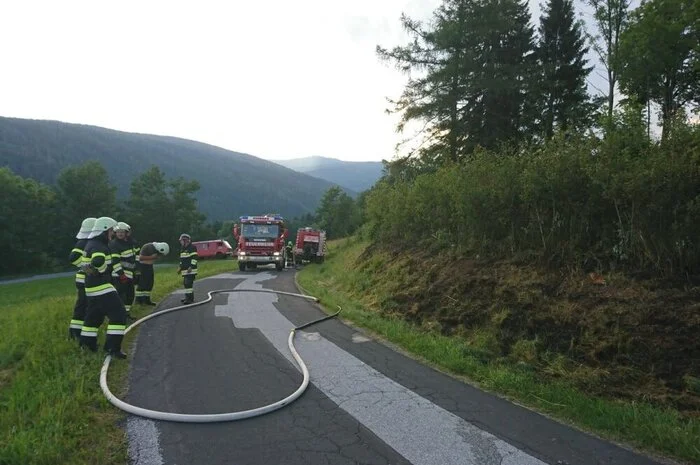 Mit neun Fahrzeugen und 55 Mann waren die Feuerwehren angerückt.