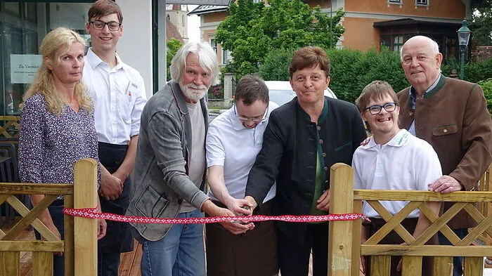 Der Gastgarten wurde von Ehrengästen und Mitarbeitern eröffnet