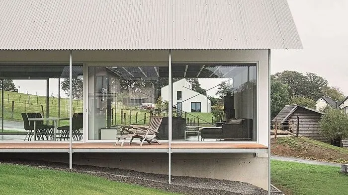 Der erste Platz im Architekturwettbewerb geht an ein Langhaus im deutschen Nordrhein-Westfalen mit seiner kostengünstigen Hybrid-Bauweise aus Stahl- und Holzskelettbau.