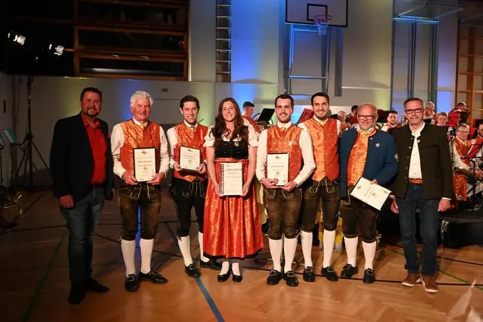 Auszeichnung für Verdienstkreuz geht an  v.l Siegfried Ogertschnig (Gold), Heinz Gritzner (Silber), Victoria Rauter erhielt eine Urkunde für die bestandene Stabsführerprüfung,   Benjamin Regenfelder (Bronze), Hermann Posarnig (Gold). 