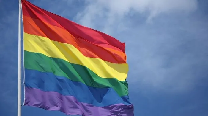 Regenbogenfarben als Symbol der Gleichberechtigung von Schwulen und Lesben