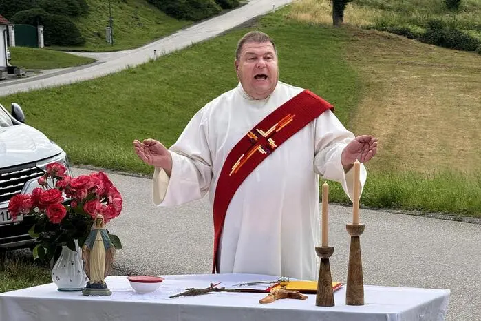 Die Segnung nahm Diakon Michael Gruber vor. 