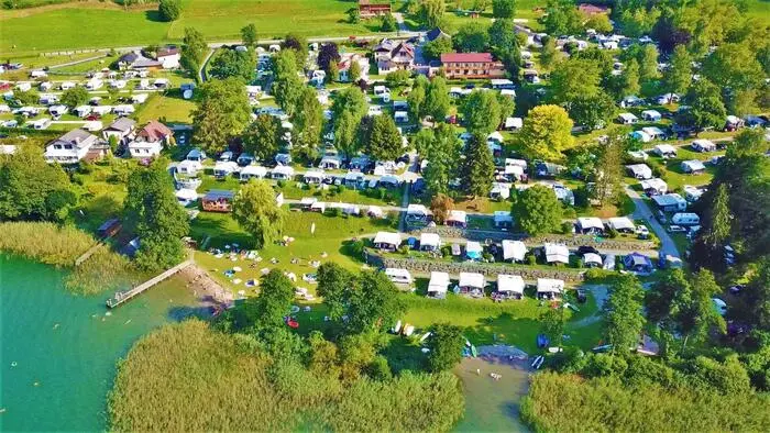 Ein Campingplatz aus der Vogelperspektive