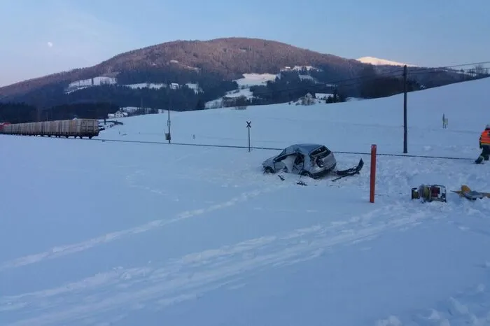 Für den Lenker des silbernen Pkw kam jede Hilfe zu spät. Er verstarb noch an der Unfallstelle.
