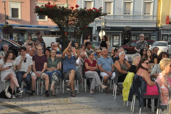 Die vielen erschienenen Musikfreunde, darunter die Vizebürgermeister Kurt Christof und Manfred Prettenthaler, Stadträtin Christine Hemmer sowie einige Gemeinderäte zollten den ausgezeichneten Darbietungen der Musikerin und der Musiker Szenenapplaus.