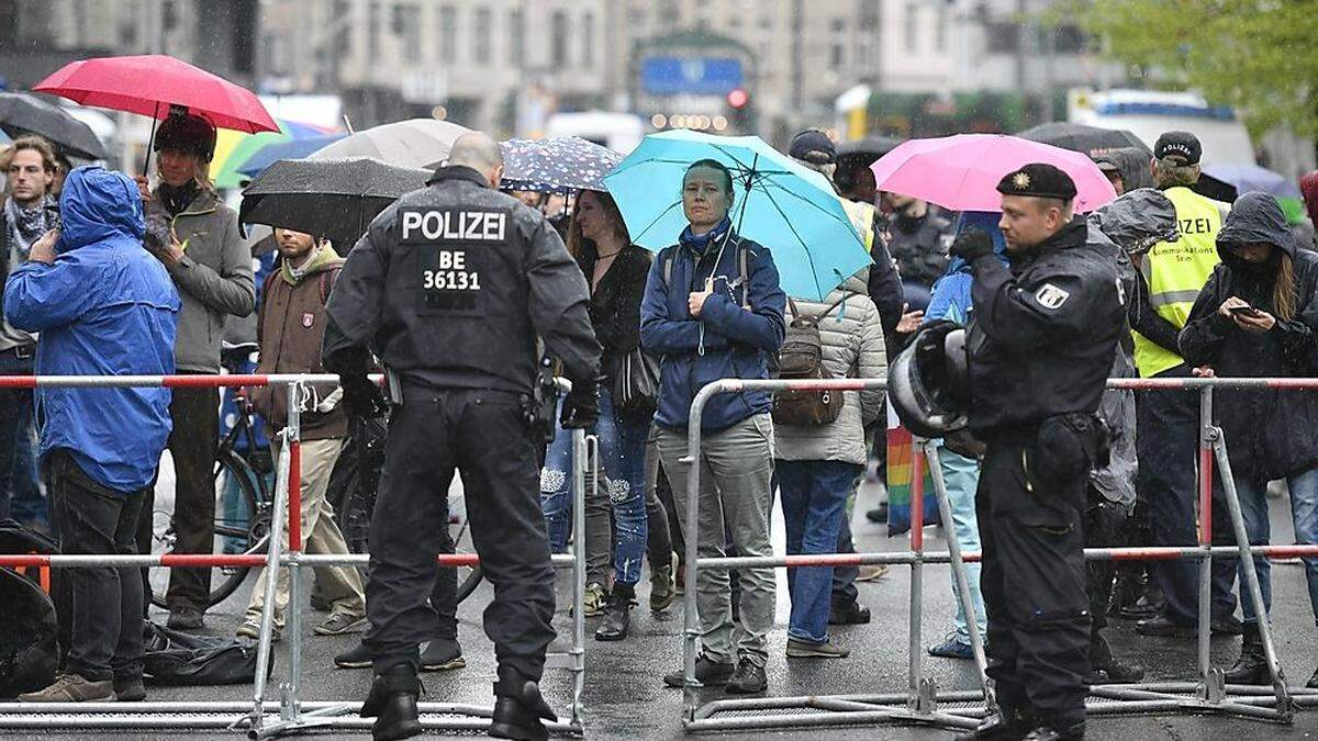 Bei der Demonstration versammelten sich nach Angaben der Polizei bis zu 400 Menschen vor dem Reichstag