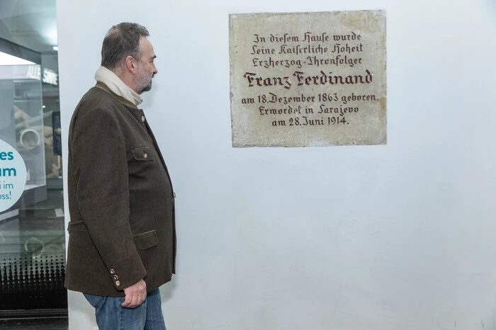 Karl Habsburg leistete als Einjährig-Freiwilliger seinen Dienst beim Bundesheer ab und rückte zum Milizoffizier auf. Beruflich versuchte er sich im ORF als Moderator der Show „Who is Who“, politisch zog er 1996 (bis 1999) für die ÖVP als Abgeordneter in das EU-Parlament ein, wurde nach einem Wirbel um Spenden für World Vision nicht mehr aufgestellt.