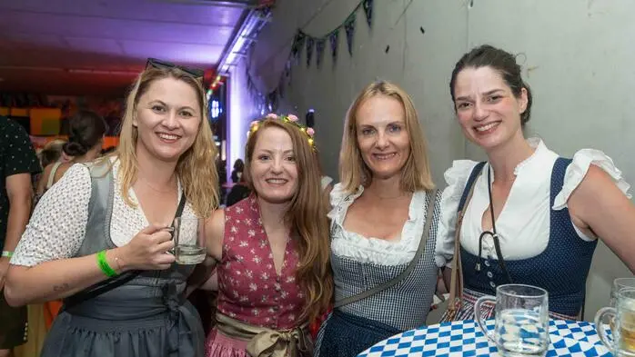 Zum 41. Mal lud die Freiwillige Feuerwehr Velden am vergangenen Wochenende zum Jahreskirchtag ins Sicherheitszentrum. Bereits am Freitag und Samstag zogen René Tarmann, Gerhard Kohlmayer und FF-Kommandant Manfred Brugger mit Musik durch den Ort und luden in drei Gruppen zum Kirchtag ein. Los ging es am Samstagabend. Die „Volxkrocha“ sorgten bei den zahlreichen Gästen für ausgelassene Stimmung.

Traditioneller ging es am Sonntag zu. Nach dem Gottesdienst folgte der Frühschoppen mit den „Bochas“. Auch kulinarisch wurde einiges aufgetischt: Mehr als 100 Liter Kirchtagssuppe fanden ihre Abnehmer. „Es waren viele Gäste da, die Stimmung war super“, freute sich Brugger. Die Erlöse vom Kirchtag werden in Gerätschaften und Kleidung investiert.

Unter die Besucher mischten sich auch Bürgermeisterin Margit Heissenberger, die Vizebürgermeister Markus Fantur und Sandro Spendier (alle SPÖ), Gemeindevorstand Robert Köfer (ÖVP) sowie Abschnittsfeuerwehrkommandant Wilfried Waldhauser von der FF Damtschach und sein Stellvertreter Hubert Madtisch von der FF St. Jakob im Rosental/Šentjakob v Rožu.
