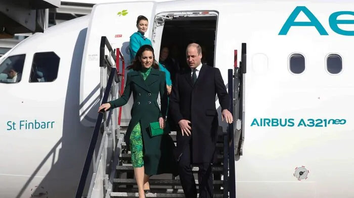 William und Kate sind zu dem dreitägigen Besuch mit einem Linienflug der Fluggesellschaft Aer Lingus angereist.