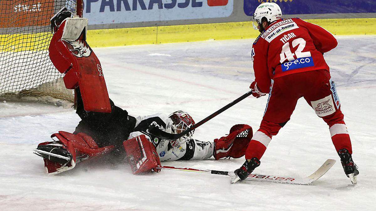 Nicht nur im Penaltyschießen machte sich Znaim-Keeper Pavel Kantor gegen Rok Ticar und Co. breit