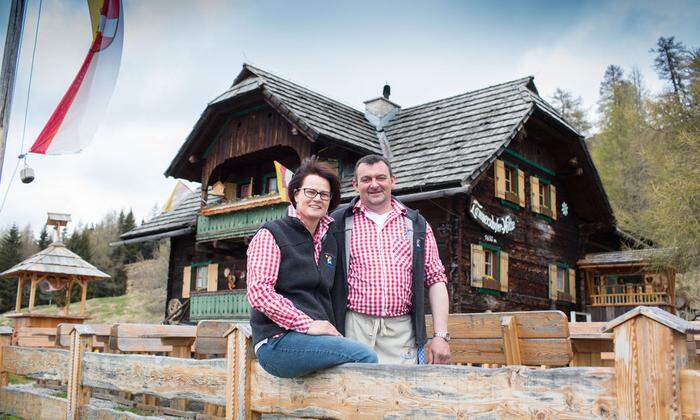Eine Almhütte, wie man sie sich vorstellt: Urig und gemütlich. Elke und Kurt Lammer haben ihre Lammersdorfer Hütte noch bis 1. November geöffnet.