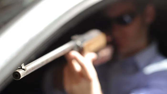 Symbolbild: Vor und während der Verfolgungsjagd zielte der Mann immer wieder aus dem Autofenster