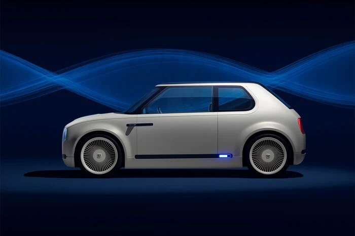 So viel wissen wir bereits über den Kleinwagen mit Kultpotenzial: Er baut auf einer komplett neuen Plattform auf, deren zentrale Komponenten eine leistungsstarke und möglichst leichte Batterieeinheit, ein integriertes System zum Temperatur-Management sowie die Weiterentwicklung von Funktionen zur Energieübertragung (zum und vom Fahrzeug) sind. Der Anschluss für das Ladekabel befindet sich auf der Motorhaube.