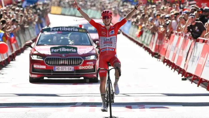 Tadej Pogačar feiert den Sieg auf der vierten Vuelta-Etappe 