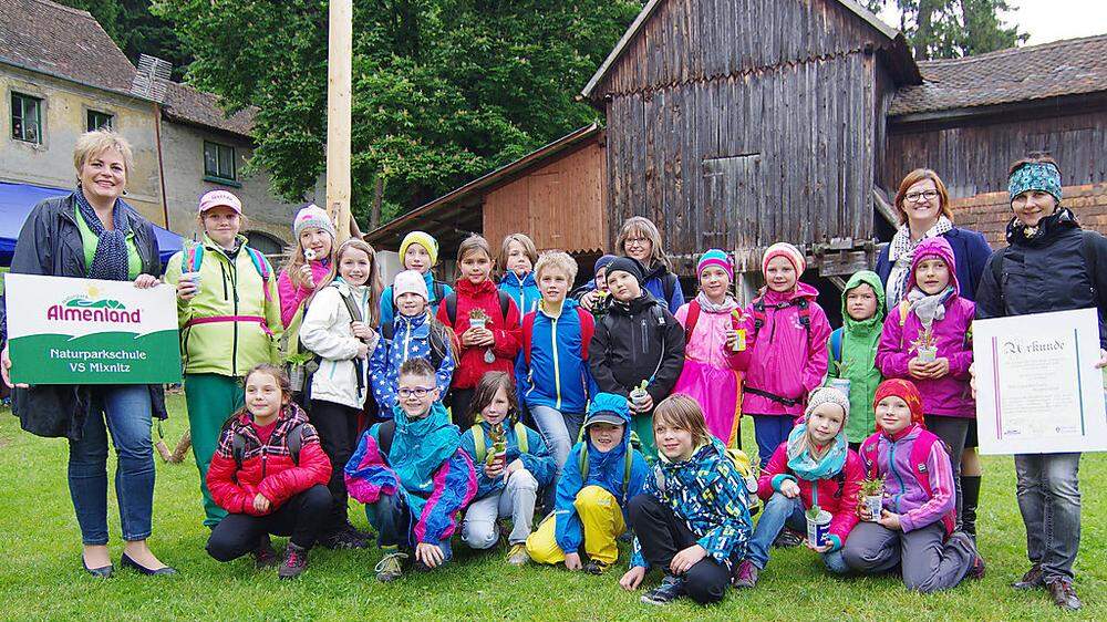 Die Kinder der Volksschule Mixnitz mit Bgm. Eva Schmidinger, Manuela Tatzl (Naturparke) und Direktorin Roswitha Berger (v. l.)