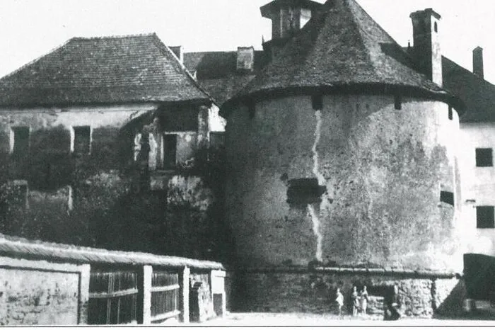 Die alte Kaserne (heute Rathaus) noch ohne Zubau, aber mit Turm und Feuerwachturm auf dem Dach